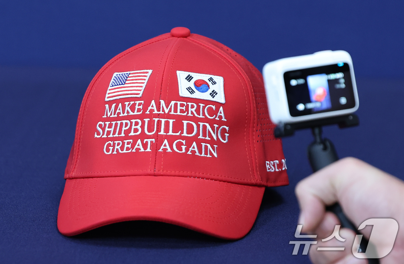 (서울=뉴스1) 허경 기자 = 3일 서울 용산구 대통령실 청사에서 한미 관세 협상 타결을 위해 우리 정부가 제작한 '마스가(MASGA)' 문구가 쓰인 빨간 모자를 언론에 공개하고 …