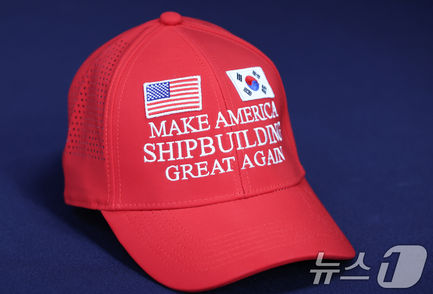 (서울=뉴스1) 허경 기자 = 3일 서울 용산구 대통령실 청사에서 한미 관세 협상 타결을 위해 우리 정부가 제작한 '마스가(MASGA)' 문구가 쓰인 빨간 모자를 언론에 공개하고 …