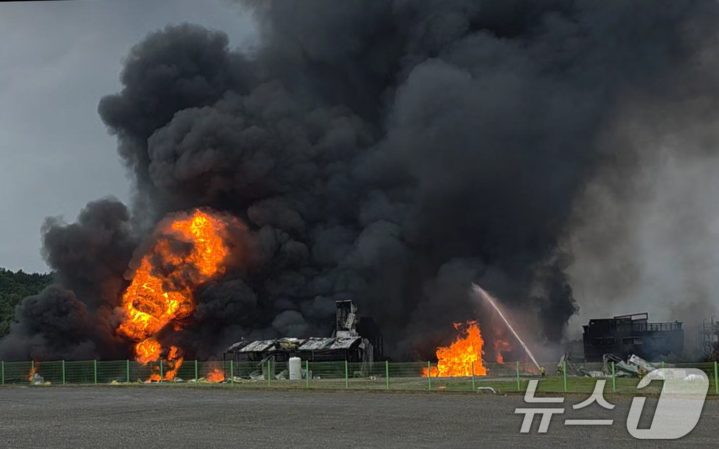 (영천=뉴스1) 최창호 기자 = 3일 오후 경북 영천시 금호읍에 있는 화학물질 취급 공장에서불이 나 소방 당국이 대응 1단계를 발령하고 진화 작업을 하고 있다.  (경북소방본부 제 …