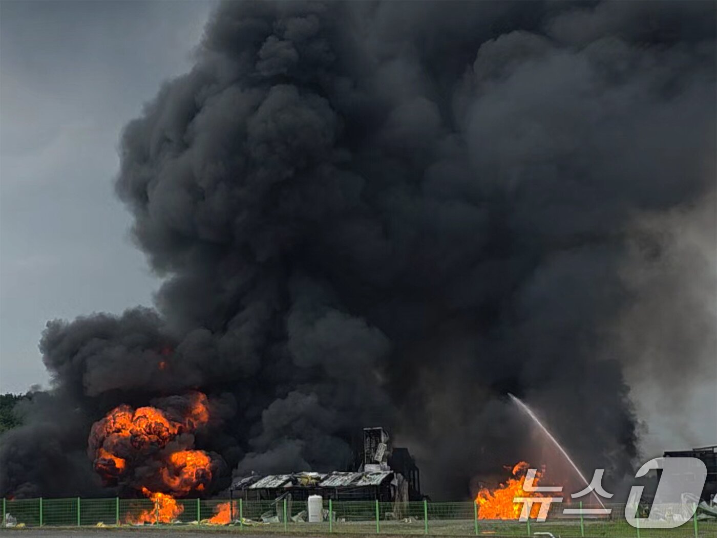 본문 이미지 - 3일 오후 경북 영천시 금호읍에 있는 화학물질 취급 공장에서불이 나 소방 당국이 대응 1단계를 발령하고 진화작업을 하고 있다. &#40;경북소방본부 제공. 재판매 및 DB 금지&#41; 2025.8.3/뉴스1 ⓒ News1 최창호 기자