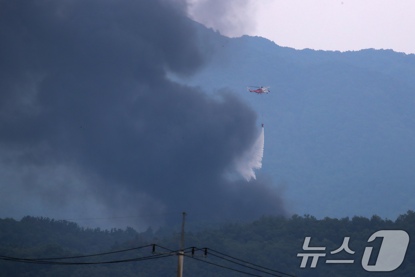 (영천=뉴스1) 공정식 기자 = 3일 오후 경북 영천시 금호읍 구암리 채신공단에 있는 한 화학물질 취급 공장에서 불이 나 주변에 검은 연기가 치솟는 가운데 소방헬기가 투입돼 진화작 …
