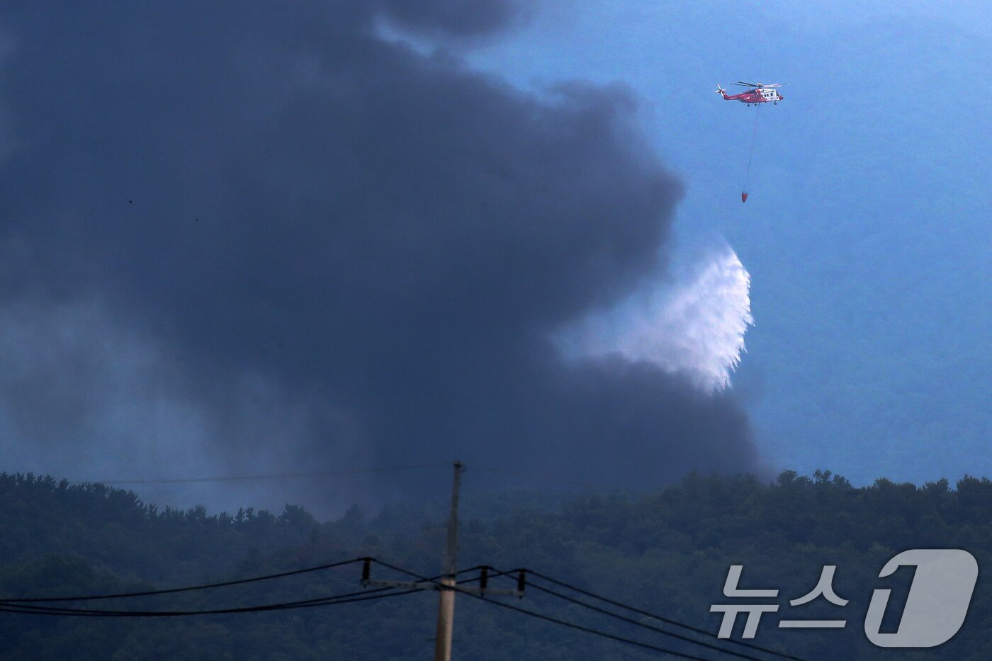 본문 이미지 - 3일 오후 경북 영천시 금호읍 구암리 채신공단에 있는 한 화학물질 취급 공장에서 불이 나 주변에 검은 연기가 치솟는 가운데 소방헬기가 투입돼 진화작업을 벌이고 있다. 2025.8.3/뉴스1 ⓒ News1 공정식 기자
