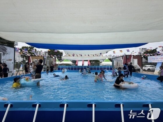 본문 이미지 - 3일 울산 태화강수상스포츠센터 야외 물놀이장에서 아이들이 튜브를 타고 무더위를 날리고 있다.2025.8.3./뉴스1 News1 김세은 기자