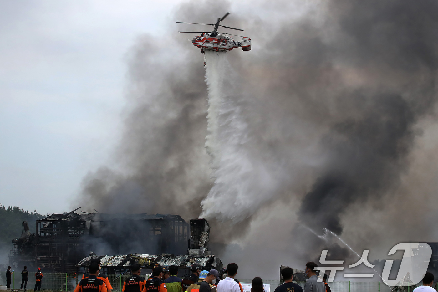 (영천=뉴스1) 공정식 기자 = 3일 오후 경북 영천시 금호읍 구암리 채신공단에 있는 한 화학물질 취급 공장에서 불이 나 소방 당국이 헬기를 동원에 진화하고 있다. 2025.8.3 …