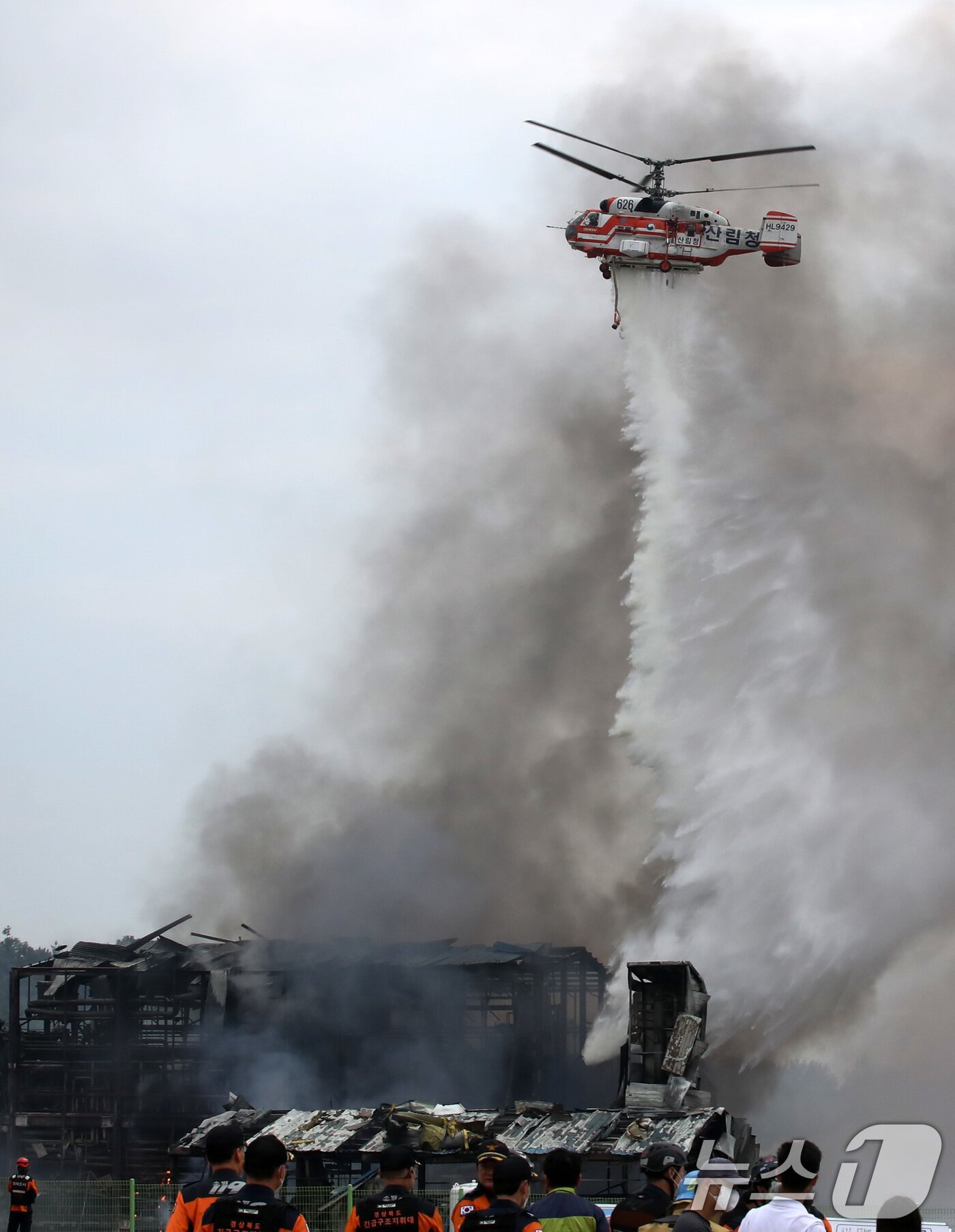 본문 이미지 - 3일 오후 경북 영천시 금호읍 구암리 채신공단에 있는 한 화학물질 취급 공장에서 불이 나 소방 당국이 헬기를 동원에 진화하고 있다. 2025.8.3/뉴스1 ⓒ News1 공정식 기자
