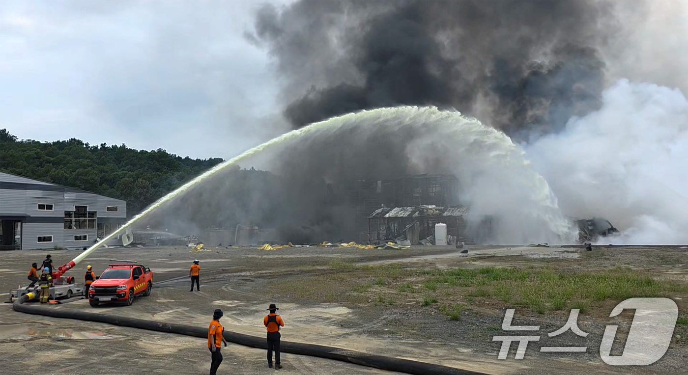 (영천=뉴스1) 최창호 기자 = 3일 오후 경북 영천시 금호읍에 있는 화학물질 취급 공장에서불이 나 소방 당국이 대응 1단계를 발령하고 진화 중이다.  (경북소방본부 제공. 재판매 …