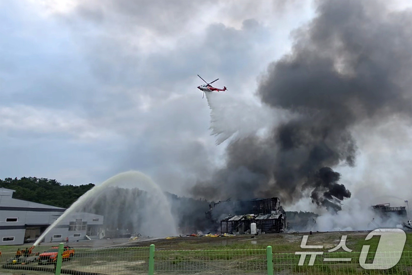 (영천=뉴스1) 최창호 기자 = 3일 오후 경북 영천시 금호읍에 있는 화학물질 취급 공장에서불이 나 소방 당국이 대응 1단계를 발령하고 진화 중이다.  (경북소방본부 제공. 재판매 …