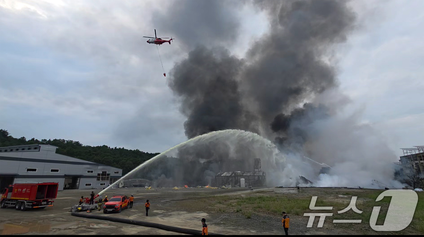 (영천=뉴스1) 최창호 기자 = 3일 오후 경북 영천시 금호읍에 있는 화학물질 취급 공장에서불이 나 소방 당국이 대응 1단계를 발령하고 진화 중이다.  (경북소방본부 제공. 재판매 …