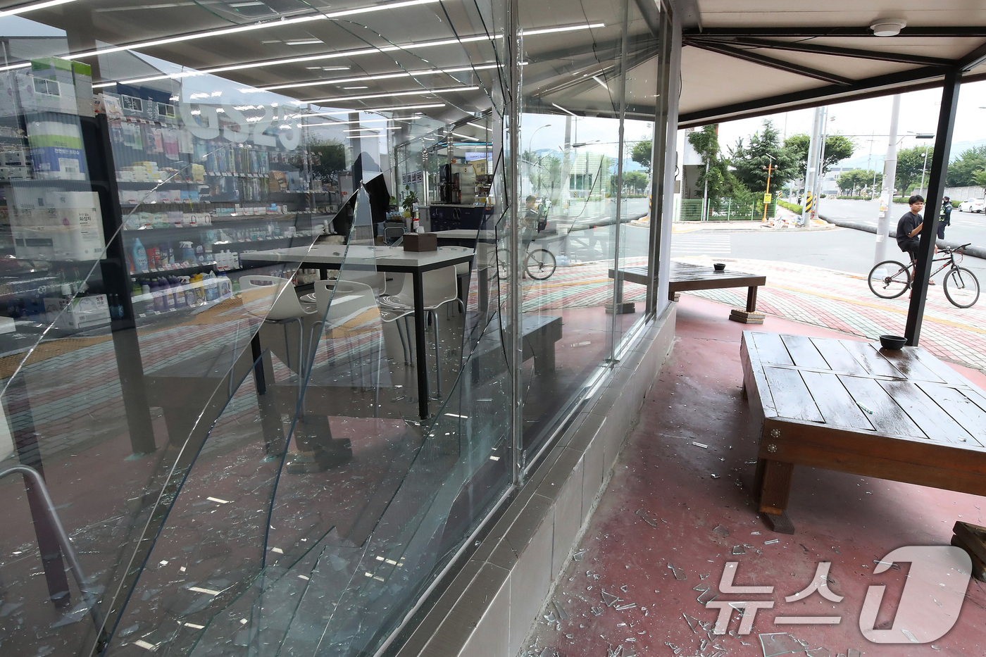 (영천=뉴스1) 공정식 기자 = 3일 오후 경북 영천시 금호읍 구암리 채신공단에 있는 한 화학물질 취급 공장에서 불이 나 공장 내부 폭발로 수백 미터 떨어진 편의점 유리창이 깨져 …