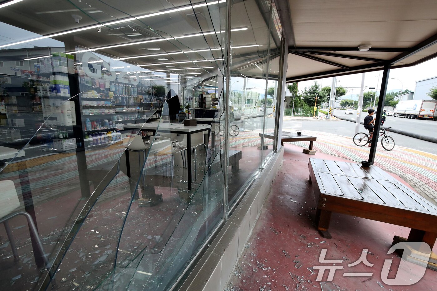 본문 이미지 - 3일 오후 경북 영천시 금호읍 구암리 채신공단에 있는 한 화학물질 취급 공장에서 불이 나 공장 내부 폭발로 수백 미터 떨어진 편의점 유리창이 깨져 있다. 2025.8.3/뉴스1 ⓒ News1 공정식 기자