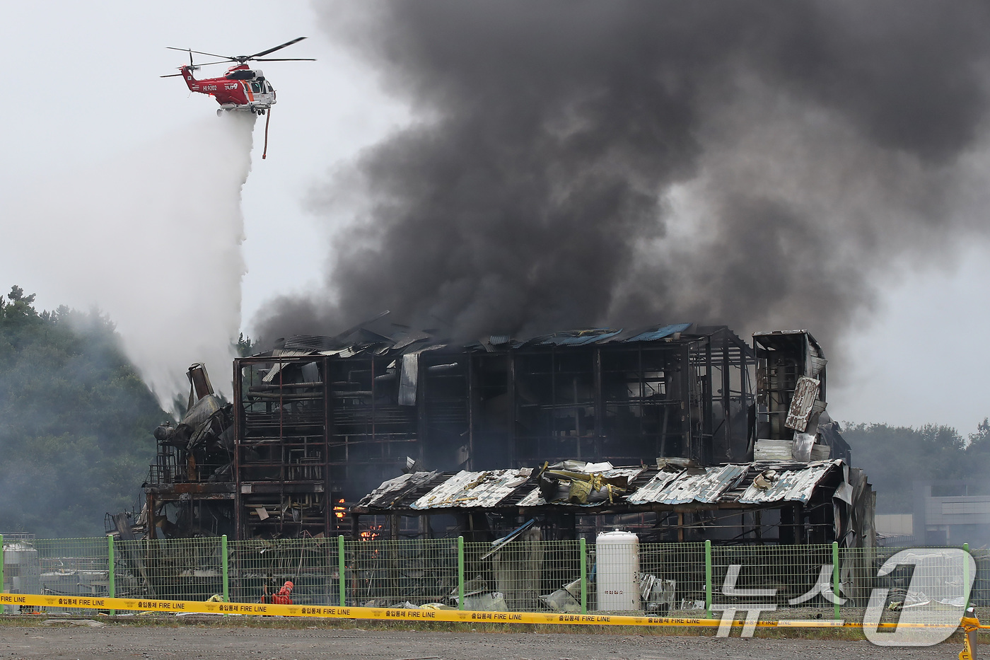 (영천=뉴스1) 공정식 기자 = 3일 오후 경북 영천시 금호읍 구암리 채신공단에 있는 한 화학물질 취급 공장에서 불이 나 소방 당국이 헬기를 동원에 진화하고 있다. 2025.8.3 …