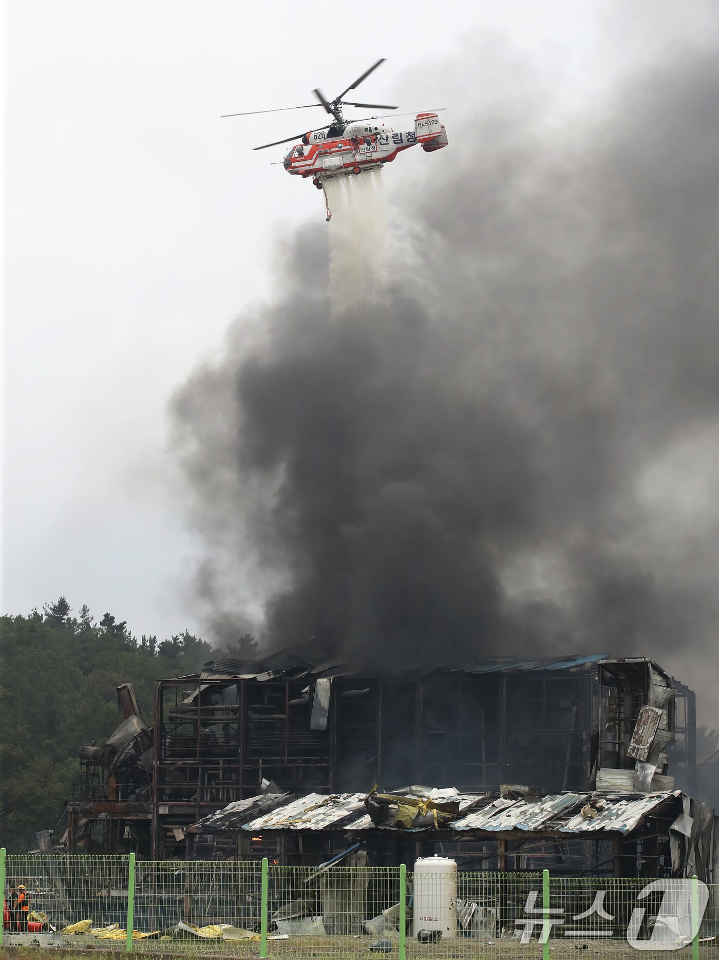 본문 이미지 - 3일 오후 경북 영천시 금호읍 구암리 채신공단에 있는 한 화학물질 취급 공장에서 불이 나 소방 당국이 헬기를 동원에 진화하고 있다. 2025.8.3/뉴스1 ⓒ News1 공정식 기자