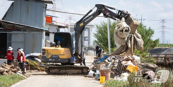 본문 이미지 - 충남 예산군 하포2리 수해피해마을에서 중장비가 동원돼 폐기물을 치우고 있다. 2025.7.22/뉴스1