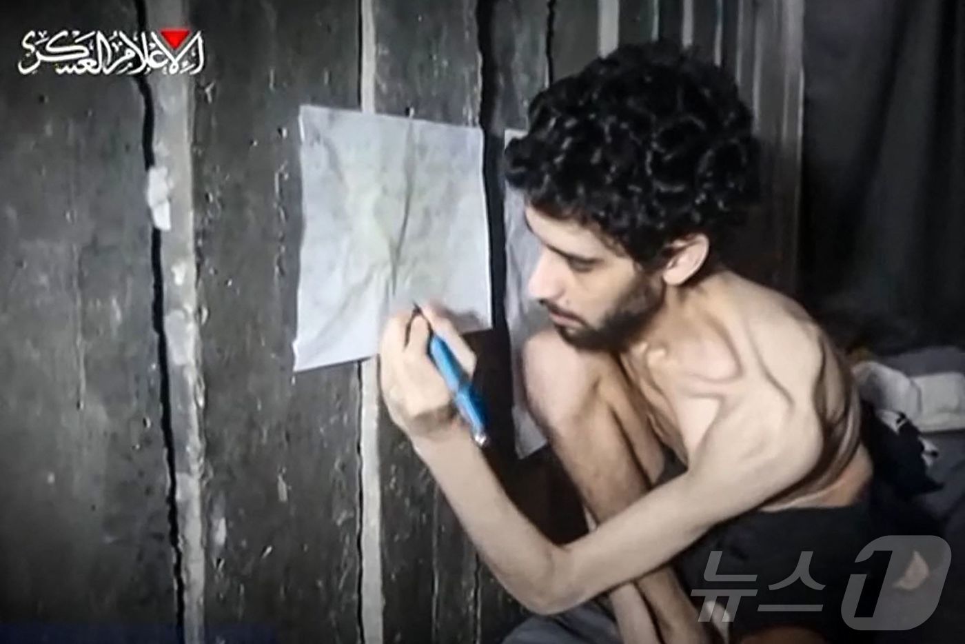 (가자 AFP=뉴스1) 김경민 기자 = 하마스가 1일(현지시간) 영양실조에 걸린 듯 한 이스라엘 인질 에비아타르 다비드의 영상을 공개했다. 2025.8.1ⓒ AFP=뉴스1