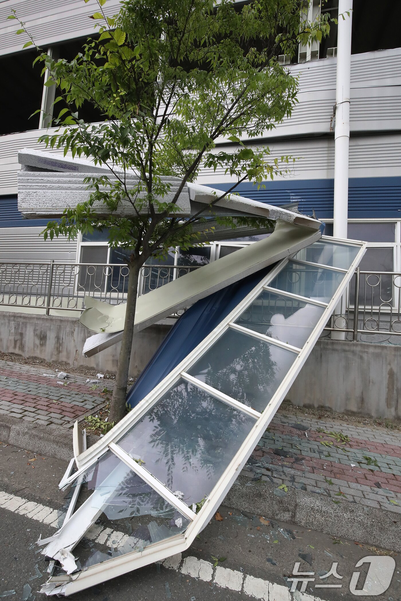 본문 이미지 - 3일 오후 경북 영천시 금호읍 구암리 채신공단에 있는 한 화학원료 제조 공장에서 불이 났다. 화재 현장 폭발로 인근 공장 구조물 일부가 파손돼 있다. 2025.8.3/뉴스1 ⓒ News1 공정식 기자