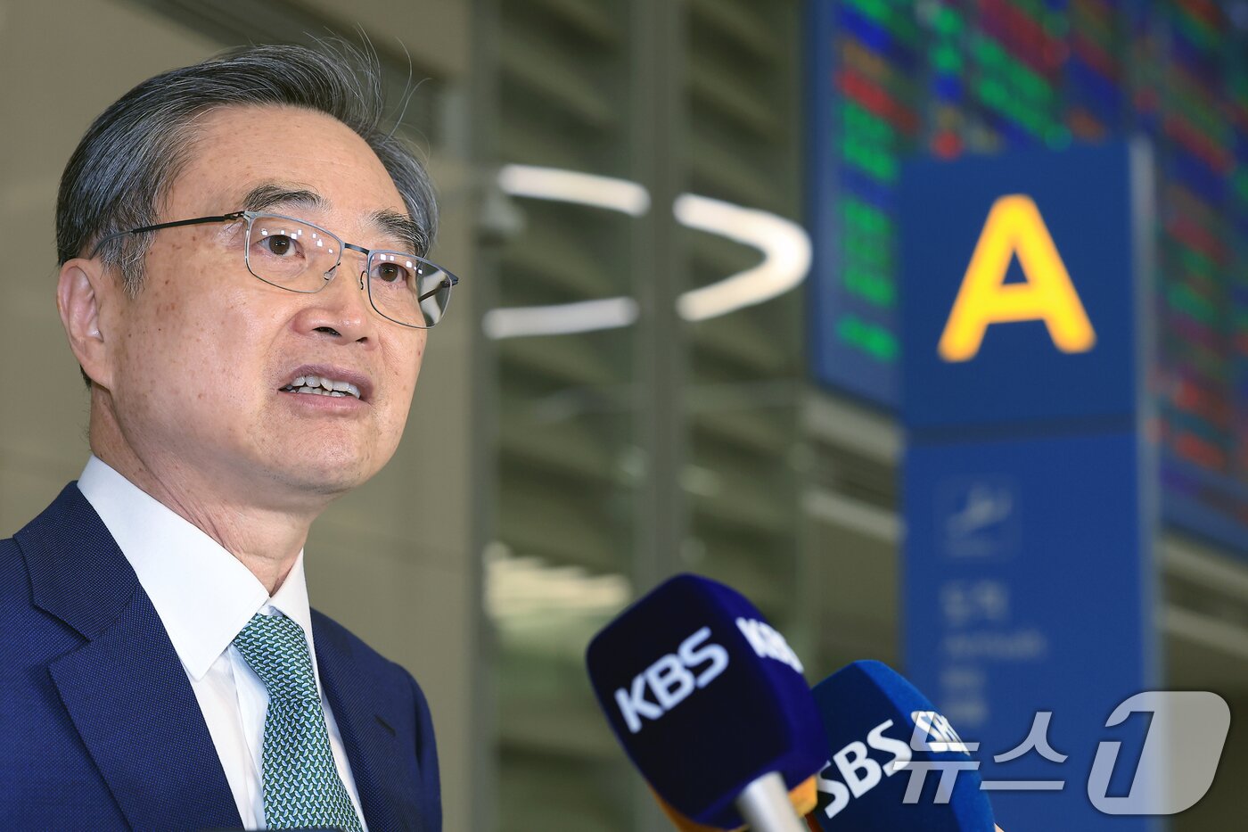 본문 이미지 - 미국 방문을 마친 조현 외교부 장관이 지난 3일 오후 인천국제공항 2터미널을 통해 귀국해 취재진의 질문에 답하고 있다. 2025.8.3/뉴스1 ⓒ News1 박정호 기자