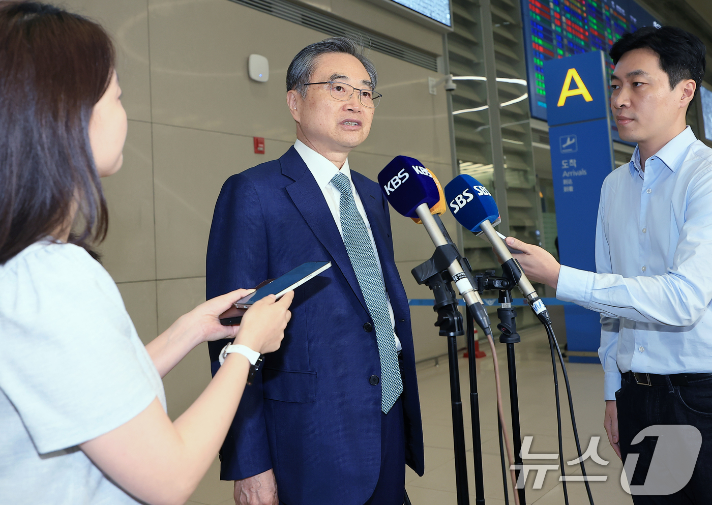(인천공항=뉴스1) 박정호 기자 = 미국 방문을 마친 조현 외교부 장관이 3일 오후 인천국제공항 2터미널을 통해 귀국해 취재진의 질문에 답하고 있다. 2025.8.3/뉴스1