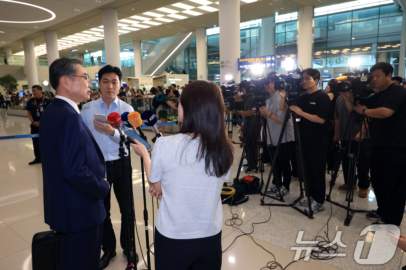 (인천공항=뉴스1) 박정호 기자 = 미국 방문을 마친 조현 외교부 장관이 3일 오후 인천국제공항 2터미널을 통해 귀국해 취재진의 질문에 답하고 있다. 2025.8.3/뉴스1