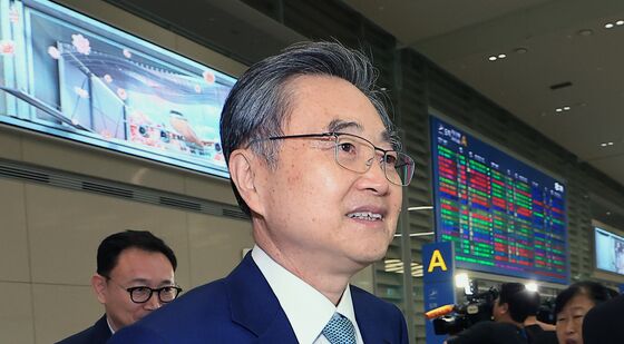 밝은 표정으로 공항 나서는 조현 장관