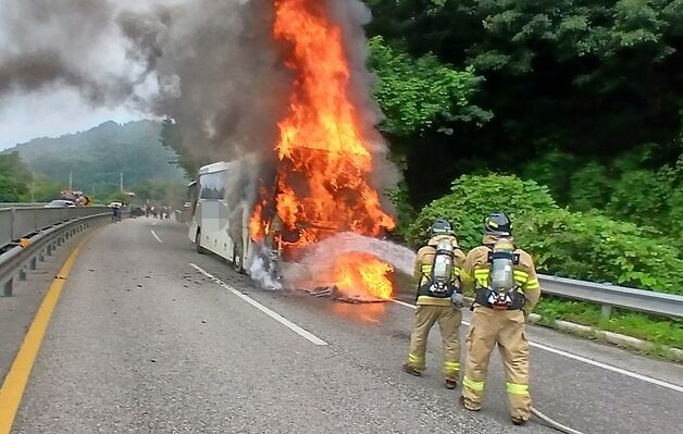 괴산 국도 달리던 관광버스서 불…승객 37명 대피