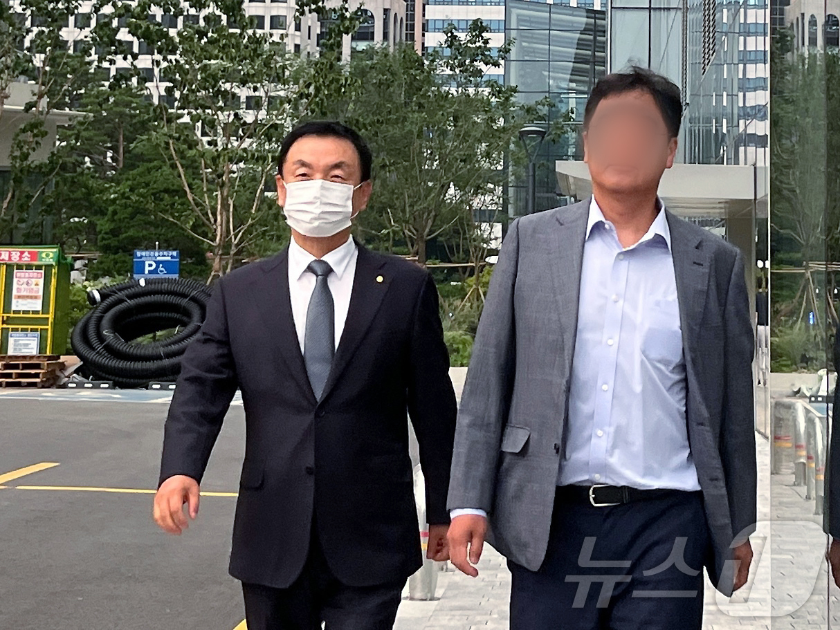 (서울=뉴스1) 유수연 기자 = 권오수 전 도이치모터스 회장(왼쪽)이 3일 오후 조사를 마치고 서울 종로구 김건희 특검팀 사무실을 나서고 있다. 2025.8.3/뉴스1