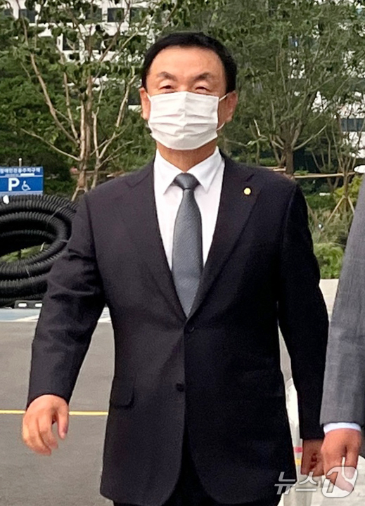 (서울=뉴스1) 유수연 기자 = 권오수 전 도이치모터스 회장이 3일 오후 서울 종로구에 마련된 김건희 특검팀(특별검사 민중기) 사무실에서 조사를 마치고 나서고 있다.    2025 …