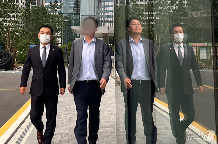 (서울=뉴스1) 유수연 기자 = 권오수 전 도이치모터스 회장(왼쪽)이 3일 오후 서울 종로구에 마련된 김건희 특검팀(특별검사 민중기) 사무실에서 조사를 마치고 나서고 있다. 202 …