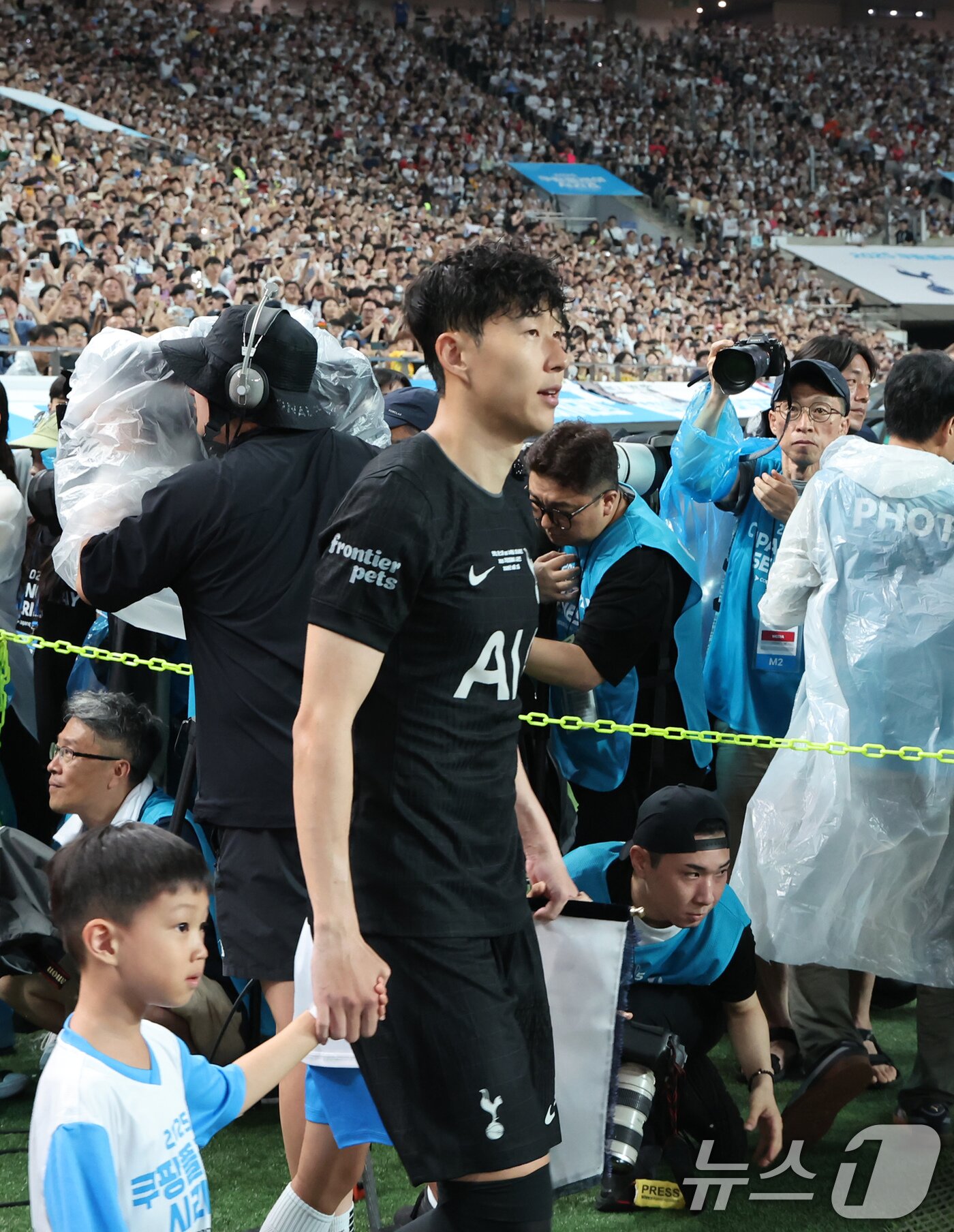 본문 이미지 - 3일 오후 서울 마포구 서울월드컵경기장에서 열린 쿠팡플레이 시리즈 토트넘 홋스퍼와 뉴캐슬 유나이티드의 경기에서 손흥민이 경기장에 들어서고 있다. 2025.8.3/뉴스1 ⓒ News1 장수영 기자