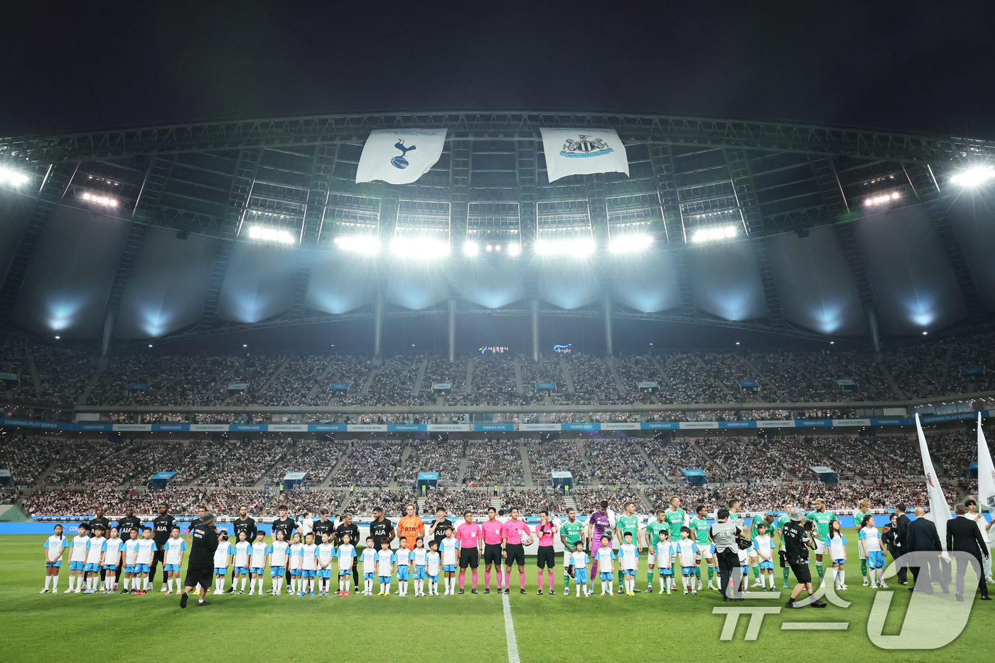 (서울=뉴스1) 장수영 기자 = 3일 오후 서울 마포구 서울월드컵경기장에서 열린 쿠팡플레이 시리즈 토트넘 홋스퍼와 뉴캐슬 유나이티드의 경기에 앞서 양팀 선수들이 도열하고 있다. 2 …