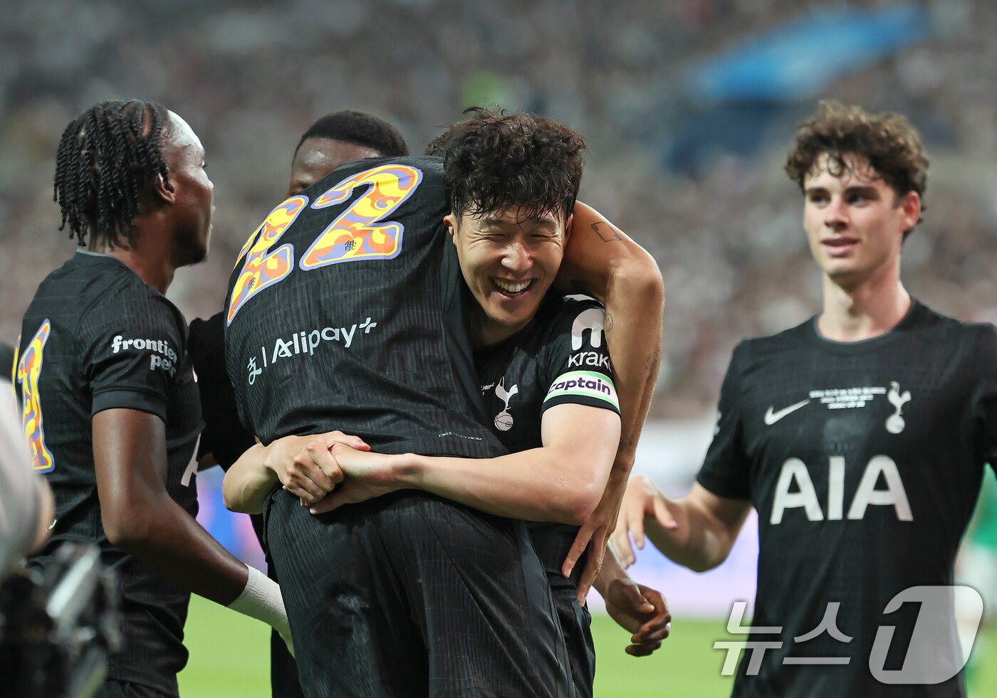 본문 이미지 - 3일 오후 서울 상암월드컵경기장에서 열린 쿠팡플레이 시리즈 토트넘 홋스퍼와 뉴캐슬 유나이티드의 경기 전반전, 토트넘 손흥민이 선제골을 넣은 존슨을 안으며 기뻐하고 있다. 2025.8.3/뉴스1 ⓒ News1 장수영 기자