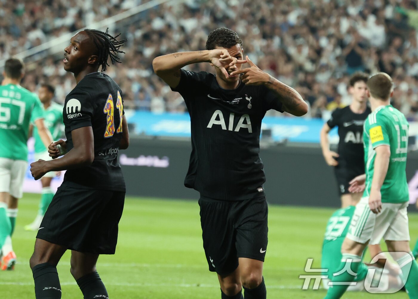 본문 이미지 - 3일 오후 서울 마포구 서울월드컵경기장에서 열린 쿠팡플레이 시리즈 토트넘 홋스퍼와 뉴캐슬 유나이티드의 경기 전반전, 토트넘 존슨이 선제골을 넣은 뒤 손흥민의 시그니처 세리머니를 하고 있다. 2025.8.3/뉴스1 ⓒ News1 장수영 기자