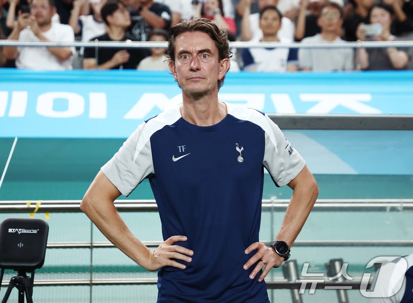 (서울=뉴스1) 김민지 기자 = 3일 오후 서울 마포구 서울월드컵경기장에서 열린 쿠팡플레이 시리즈 토트넘 홋스퍼와 뉴캐슬 유나이티드의 경기 전반전에서 토트넘 토마스 프랭크 감독이 …