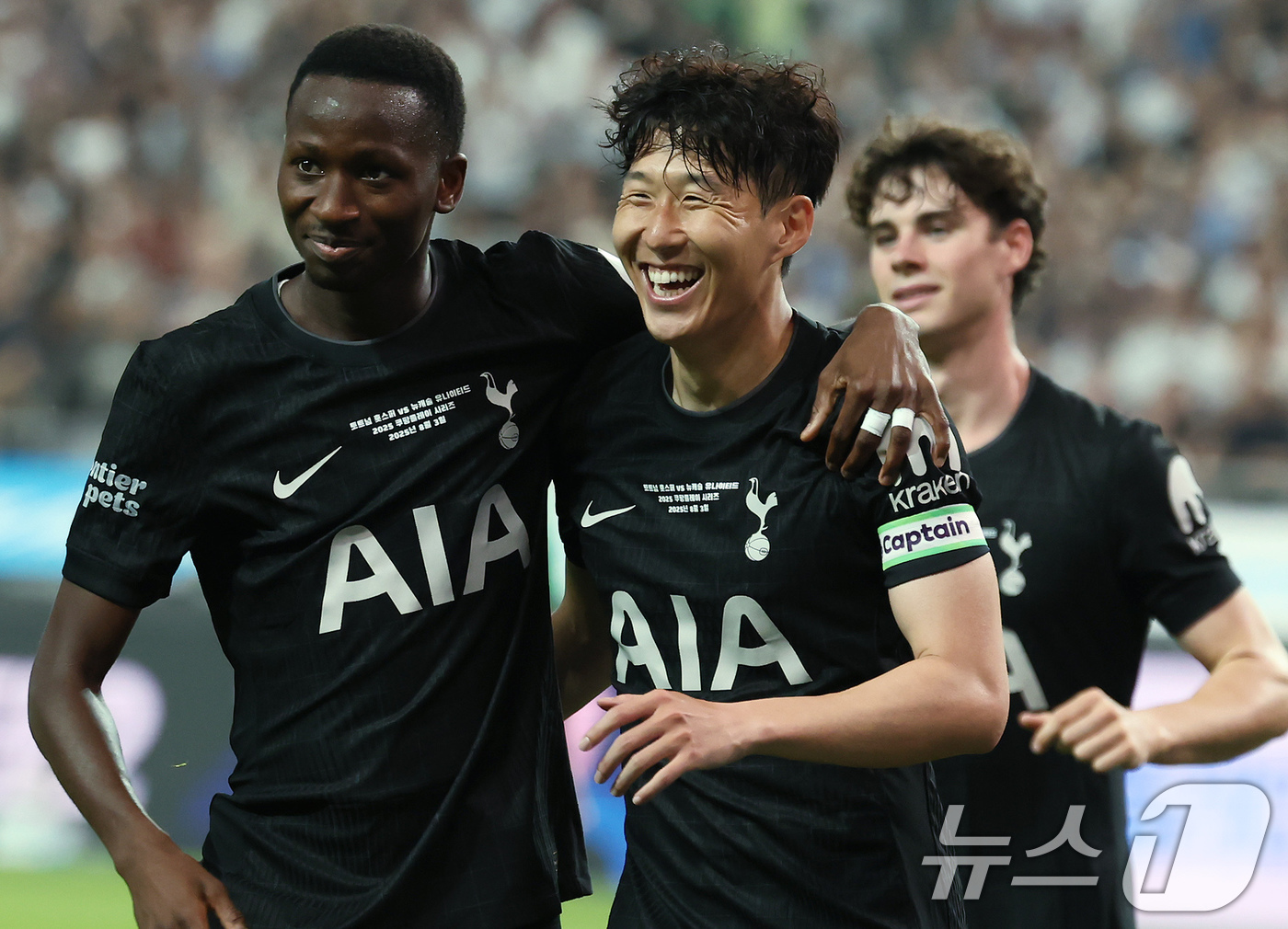 (서울=뉴스1) 장수영 기자 = 3일 오후 서울 마포구 서울월드컵경기장에서 열린 쿠팡플레이 시리즈 토트넘 홋스퍼와 뉴캐슬 유나이티드의 경기 전반전, 토트넘 손흥민이 활짝 웃으며 선 …