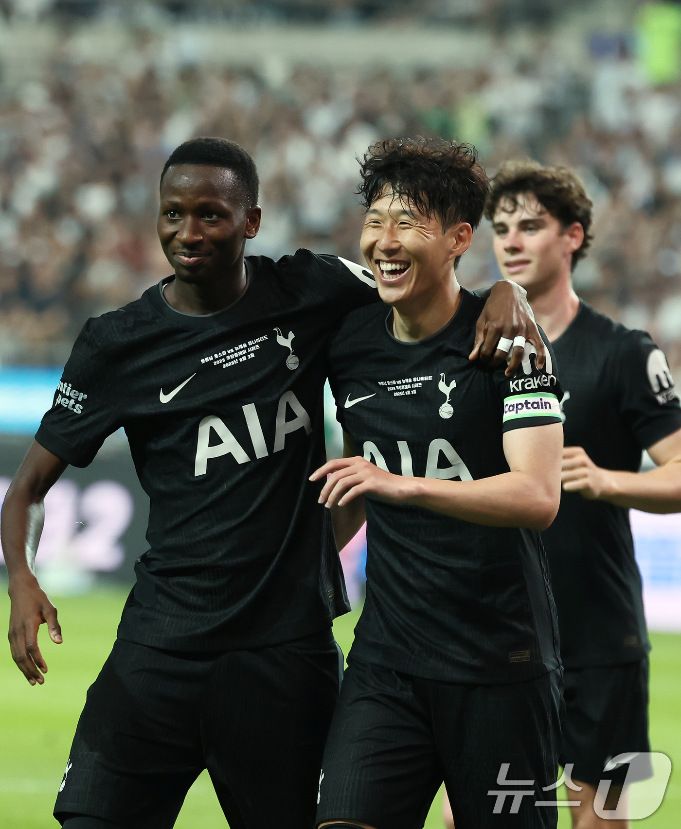 (서울=뉴스1) 장수영 기자 = 3일 오후 서울 마포구 서울월드컵경기장에서 열린 쿠팡플레이 시리즈 토트넘 홋스퍼와 뉴캐슬 유나이티드의 경기 전반전, 토트넘 손흥민이 활짝 웃으며 선 …