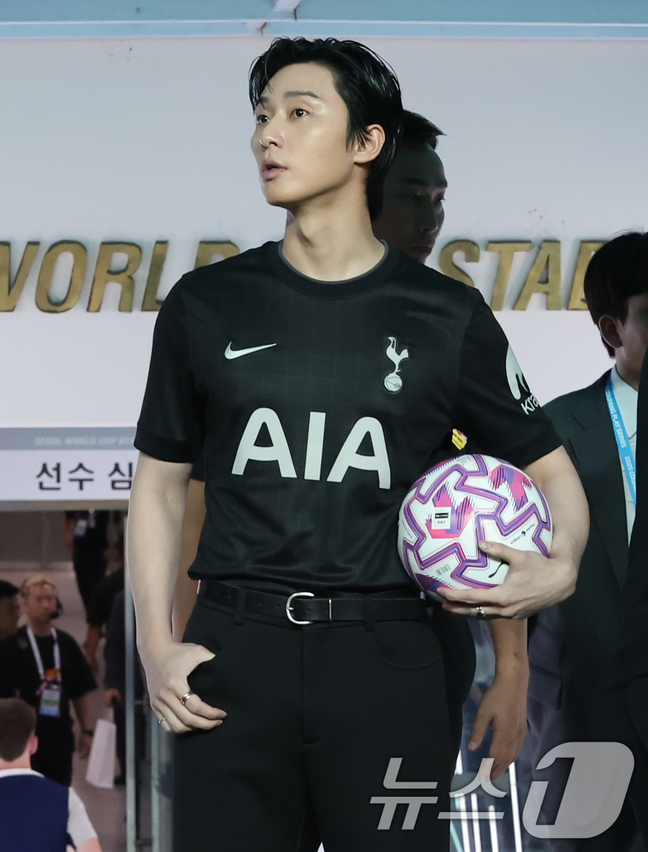 (서울=뉴스1) 장수영 기자 = 3일 오후 서울 마포구 서울월드컵경기장에서 열린 쿠팡플레이 시리즈 토트넘 홋스퍼와 뉴캐슬 유나이티드의 경기에 앞서 배우 박서준이 시축하기 위해 그라 …