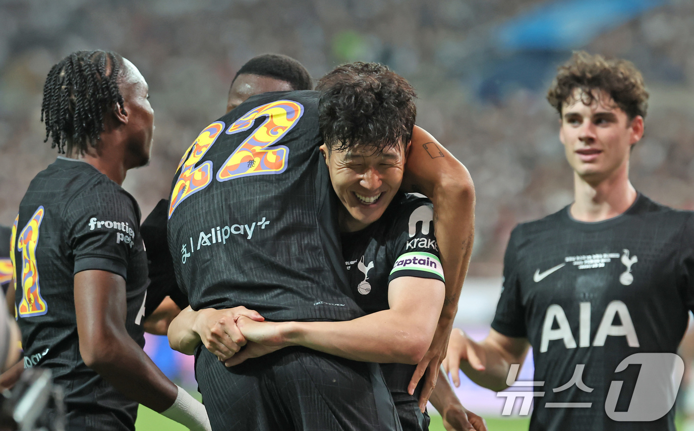 (서울=뉴스1) 장수영 기자 = 3일 오후 서울 마포구 서울월드컵경기장에서 열린 쿠팡플레이 시리즈 토트넘 홋스퍼와 뉴캐슬 유나이티드의 경기 전반전, 토트넘 손흥민이 선제골을 넣은 …