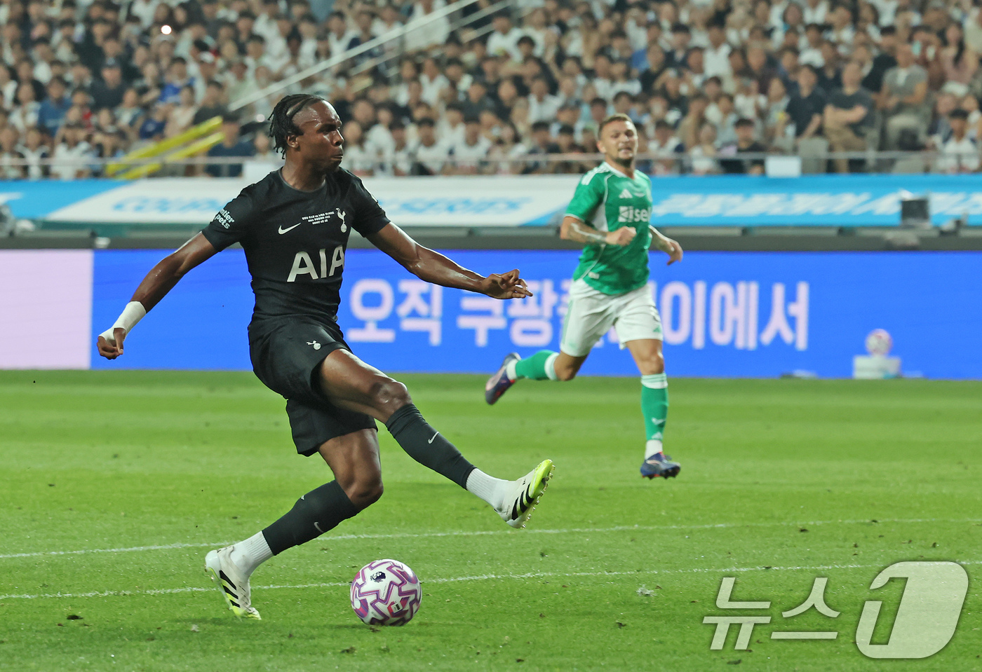 (서울=뉴스1) 장수영 기자 = 3일 오후 서울 마포구 서울월드컵경기장에서 열린 쿠팡플레이 시리즈 토트넘 홋스퍼와 뉴캐슬 유나이티드의 경기 전반전, 토트넘 마티스 텔이 골 찬스를 …