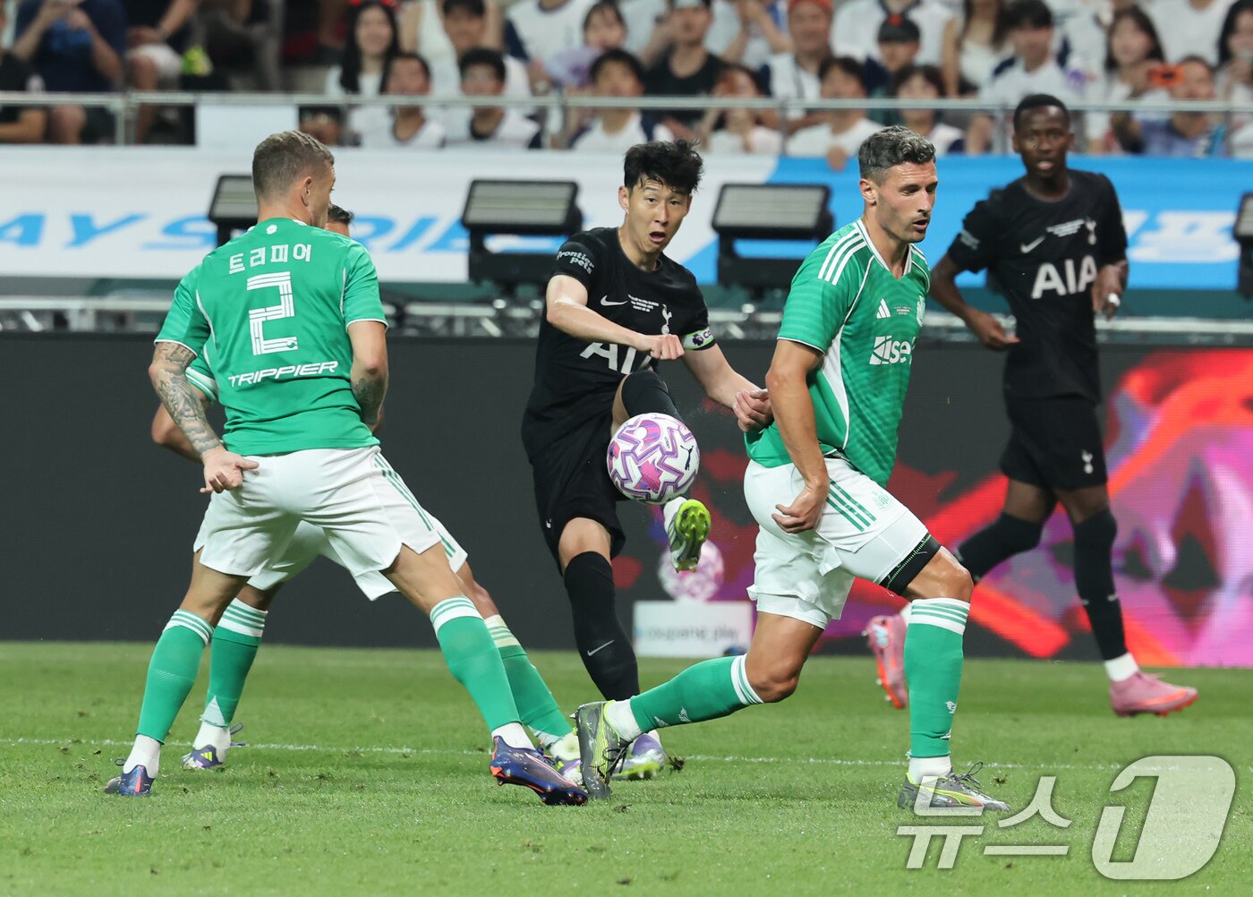 본문 이미지 - 3일 오후 서울 마포구 서울월드컵경기장에서 열린 쿠팡플레이 시리즈 토트넘 홋스퍼와 뉴캐슬 유나이티드의 경기 전반전, 토트넘 손흥민이 상대 수비 사이로 패스를 하고 있다. 2025.8.3/뉴스1 ⓒ News1 장수영 기자