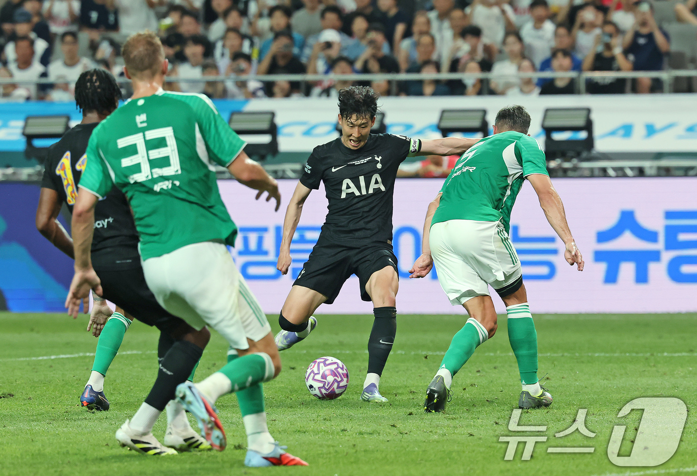 (서울=뉴스1) 장수영 기자 = 3일 오후 서울 마포구 서울월드컵경기장에서 열린 쿠팡플레이 시리즈 토트넘 홋스퍼와 뉴캐슬 유나이티드의 경기 전반전, 토트넘 손흥민이 돌파하고 있다. …
