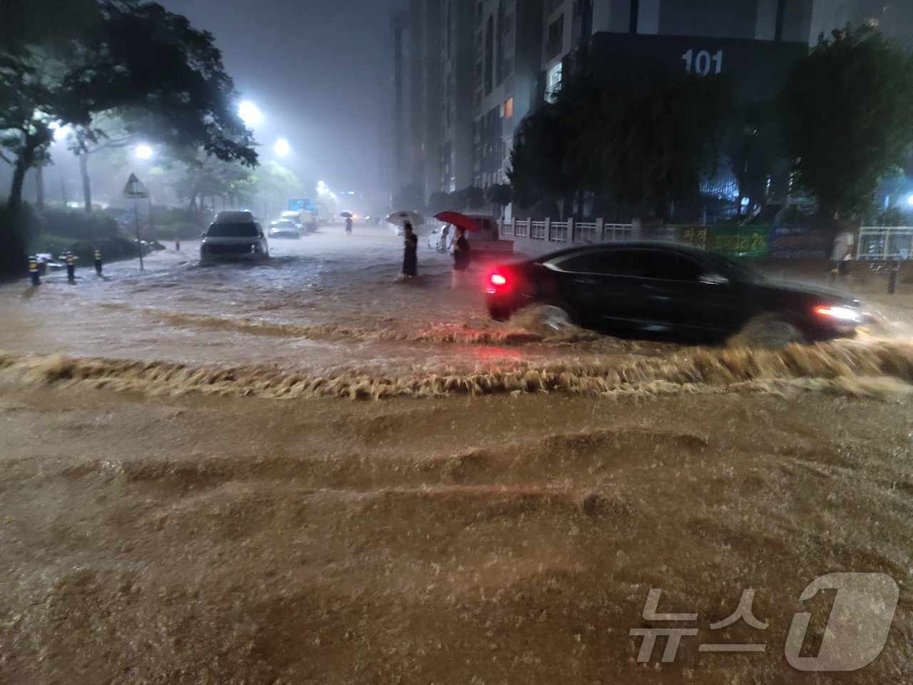 (무안=뉴스1) 김태성 기자 = 3일 오후 8시 40분 기준 무안공항 279.2㎜를 최고로 전남 무안과 함평 지역에 집중호우가 쏟아지는 가운데 무안읍의 침수된 도로를 자동차가 지나 …