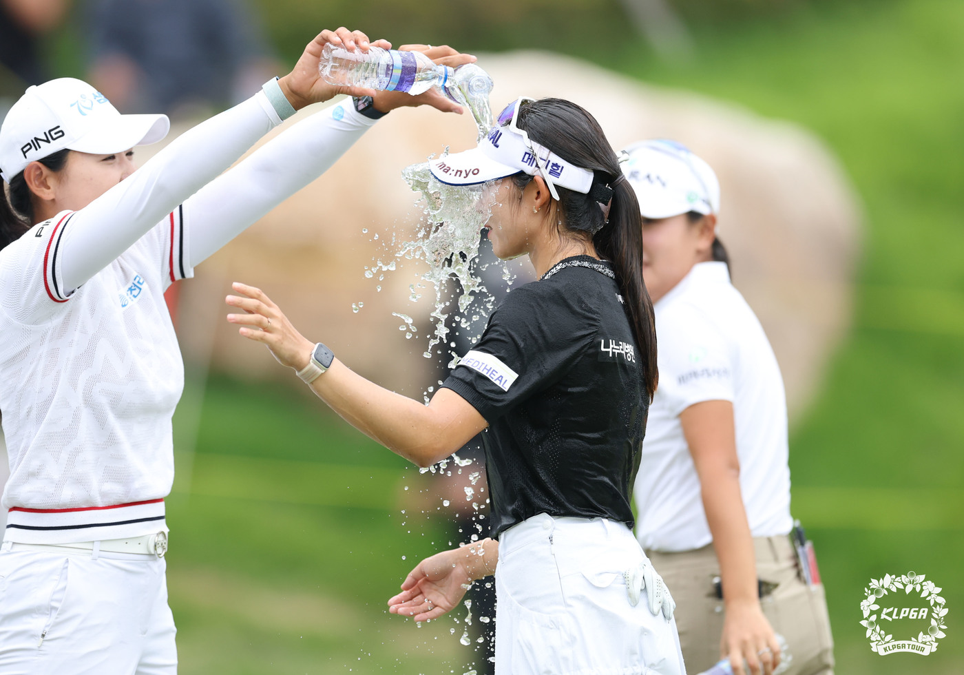 (서울=뉴스1) = 배소현 프로가 3일 강원도 원주 오로라 골프&리조트에서 열린 '2025 오로라월드 레이디스 챔피언십' 파이널라운드에서 우승 확정에 축하 물세례를 받고 있다. ( …