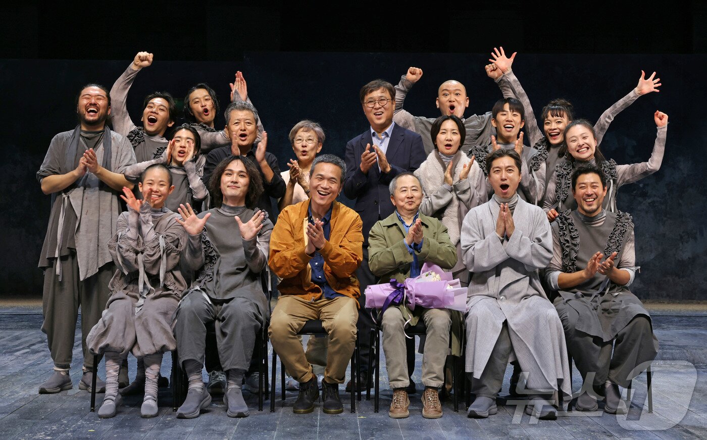 본문 이미지 - 최휘영 문화체육관광부 장관이 3일 서울 중구 명동예술극장을 방문해 (재)국립극단의 ‘삼매경’ 종연 공연을 관람한 뒤 출연진과 기념 촬영을 하고 있다. (문화체육관광부 제공. 재판매 및 DB 금지) 2025.8.3/뉴스1