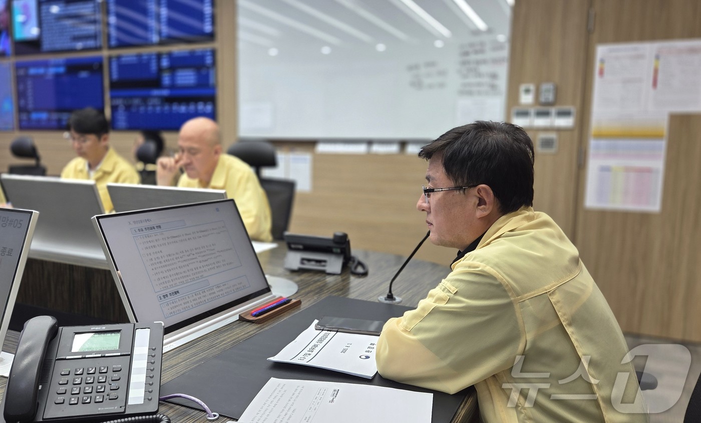 (서울=뉴스1) = 김성환 환경부 장관이 3일 오후 정부세종청사에서 집중호우 대비 소속·산하기관과 긴급 상황점검 회의를 주재하고 있다. (환경부 제공. 재판매 및 DB 금지)  2 …