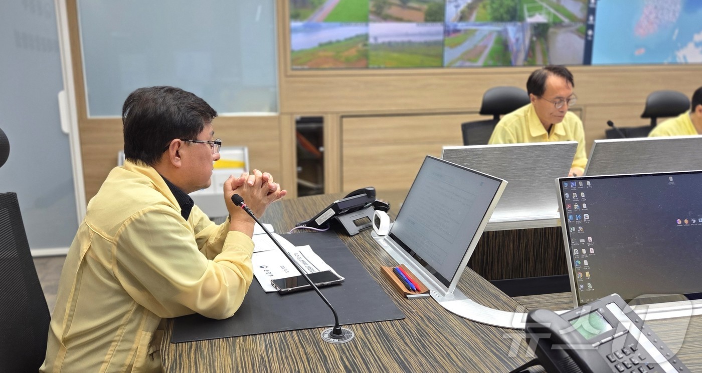 (서울=뉴스1) = 김성환 환경부 장관이 3일 오후 정부세종청사에서 집중호우 대비 소속·산하기관과 긴급 상황점검 회의를 주재하고 있다. (환경부 제공. 재판매 및 DB 금지)  2 …