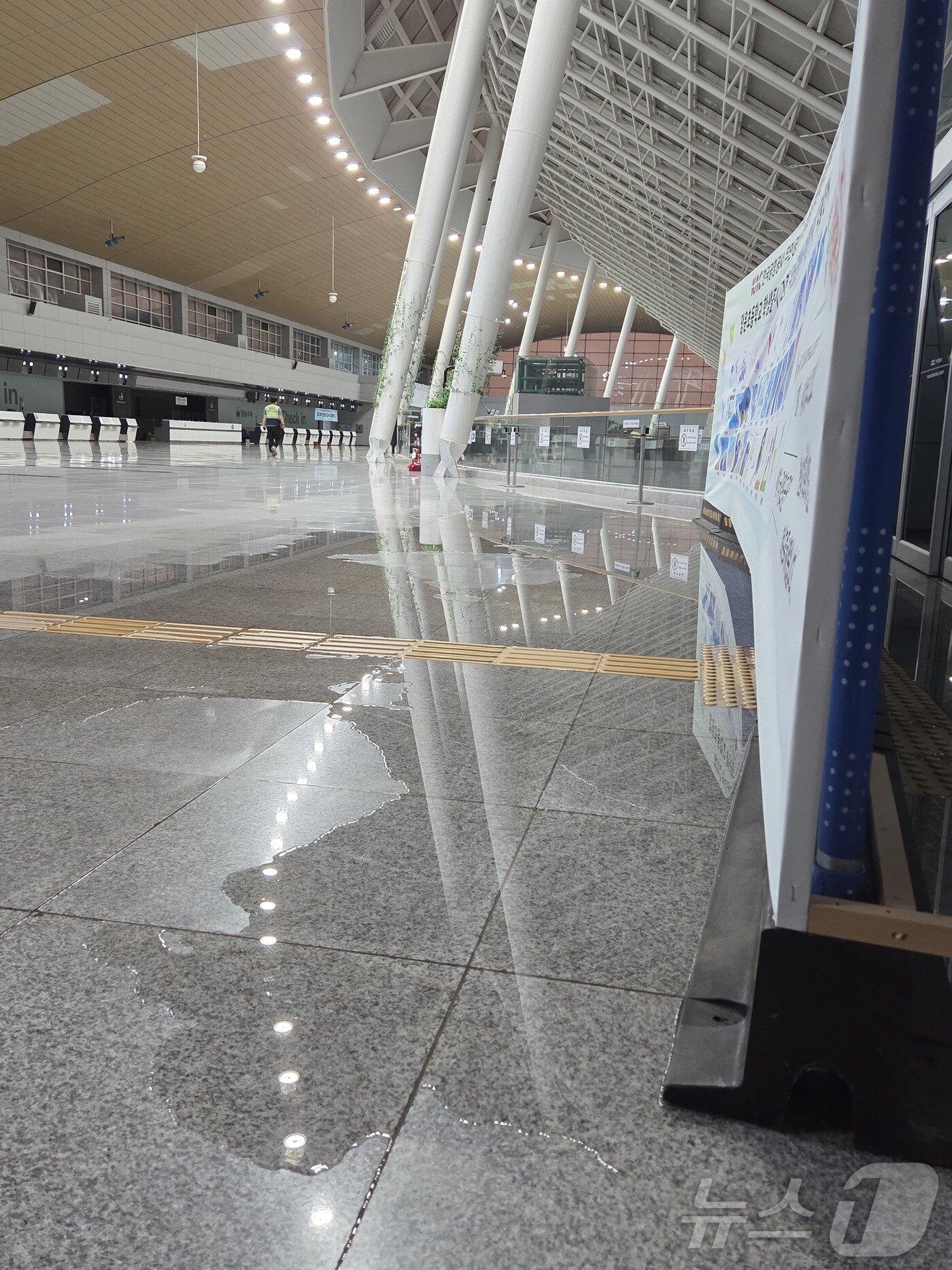 본문 이미지 - 3일 오후 전남 무안공항에 괴물 폭우가 쏟아지면서 샌 물이 바닥에 고여 있다. &#40;12·29 제주항공 여객기 참사 유가족협의회 제공&#41; 