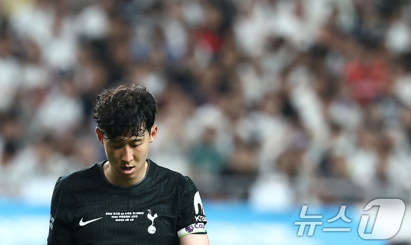 본문 이미지 - 3일 오후 서울 마포구 서울월드컵경기장에서 열린 쿠팡플레이 시리즈 토트넘 홋스퍼와 뉴캐슬 유나이티드의 경기 후반전에서 토트넘 손흥민이 공격에 실패하자 아쉬워하고 있다. 2025.8.3/뉴스1 ⓒ News1 김민지 기자