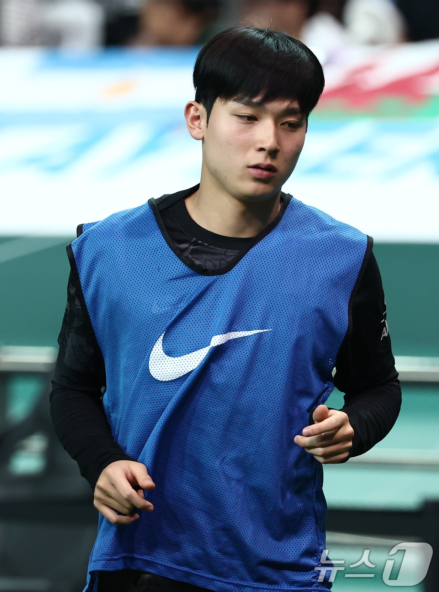 (서울=뉴스1) 김민지 기자 = 3일 오후 서울 마포구 서울월드컵경기장에서 열린 쿠팡플레이 시리즈 토트넘 홋스퍼와 뉴캐슬 유나이티드의 경기 후반전, 토트넘 양민혁이 몸을 풀고 있다 …