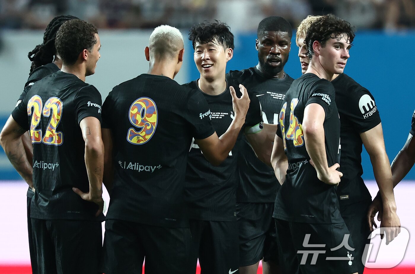 본문 이미지 - 3일 오후 서울 마포구 서울월드컵경기장에서 열린 쿠팡플레이 시리즈 토트넘 홋스퍼와 뉴캐슬 유나이티드의 경기 후반전, 토트넘 손흥민이 교체되며 동료들의 격려를 받고 있다. 2025.8.3/뉴스1 ⓒ News1 김민지 기자