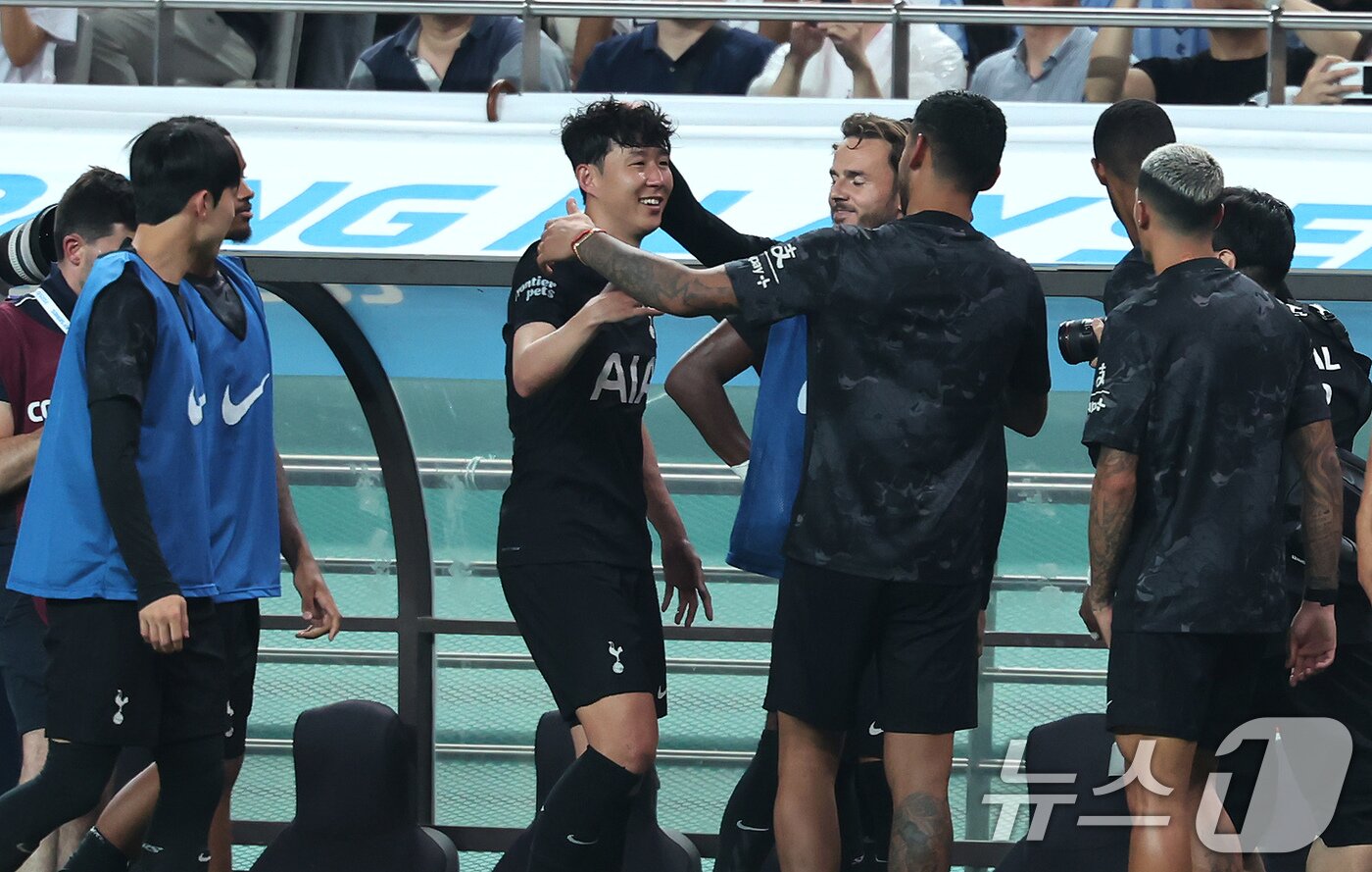 본문 이미지 - 3일 오후 서울 마포구 서울월드컵경기장에서 열린 쿠팡플레이 시리즈 토트넘 홋스퍼와 뉴캐슬 유나이티드의 경기 후반전, 토트넘 손흥민이 교체로 그라운드를 나간 뒤 선수단과 포옹하고 있다. 2025.8.3/뉴스1 ⓒ News1 장수영 기자