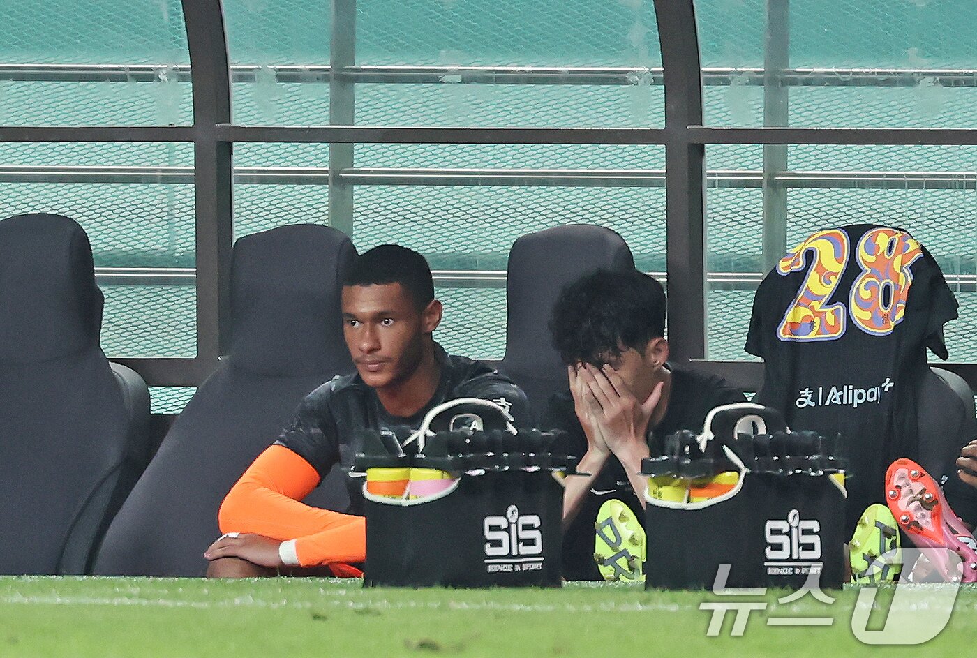 본문 이미지 - 3일 오후 서울 마포구 서울월드컵경기장에서 열린 쿠팡플레이 시리즈 토트넘 홋스퍼와 뉴캐슬 유나이티드의 경기 후반전, 토트넘 손흥민이 교체로 그라운드를 나간 뒤 아쉬워하고 있다. 2025.8.3/뉴스1 ⓒ News1 장수영 기자